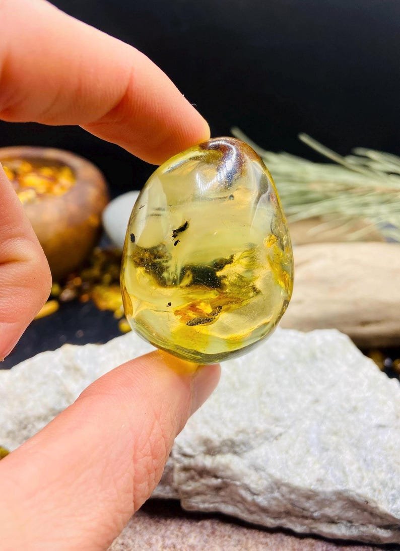 56548094-r-il-37016b-7310628236-il_794xN.7310628236_6ab0 Burvīgs Dzintara gabals ar unikāliem ietvērumiem, 20 grami smags