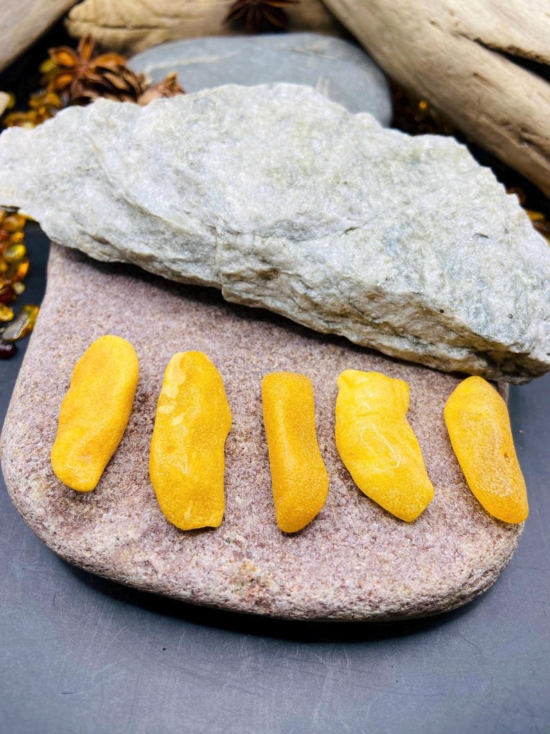 56548094-r-il-37463d-7358043496-il_794xN.7358043496_edjs 5 sviesta krāsas neapstrādāti Baltijas dzintara gabaliņi amatniekiem