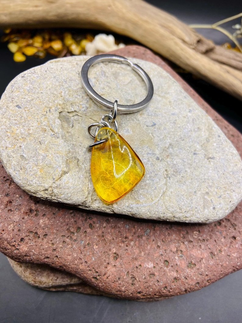 56548094-r-il-37d804-6777086941-il_794xN.6777086941_c0ep Citrona krāsas Baltijas Dzintara atslēgu piekariņš