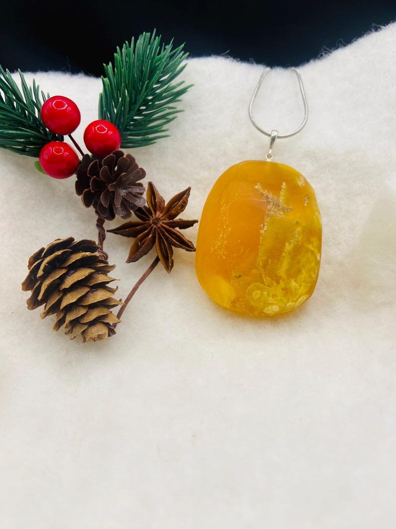 Milzīgs oranžas krāsas Dzintara kulons ar sudraba detaļu