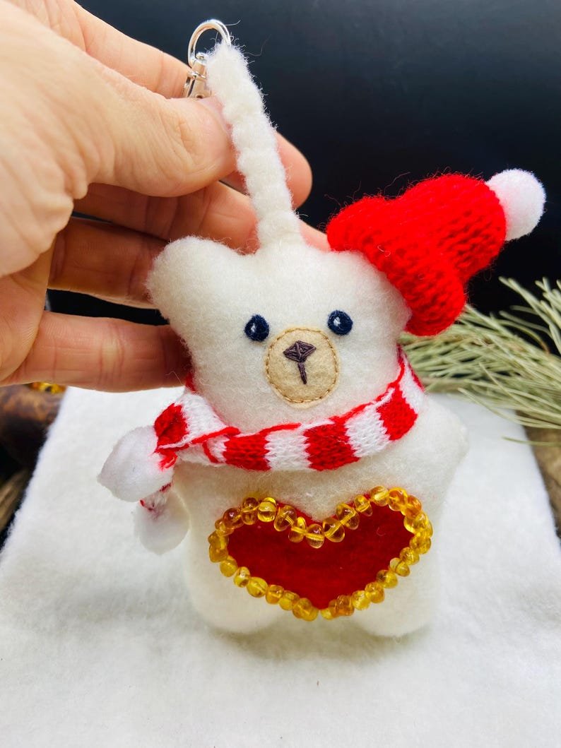 56548094-r-il-41eb4e-7347370702-il_794xN.7347370702_kjx6 Varenie Leduslāči viedoti no rokām izšūta filca un Dzintara pērlītēm