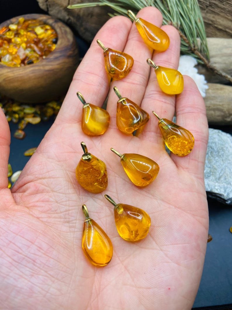 56548094-r-il-43c550-6931032051-il_794xN.6931032051_oern Skaisti un Smalki Dzintara kuloni ar 18K apzeltītu ķēdīti