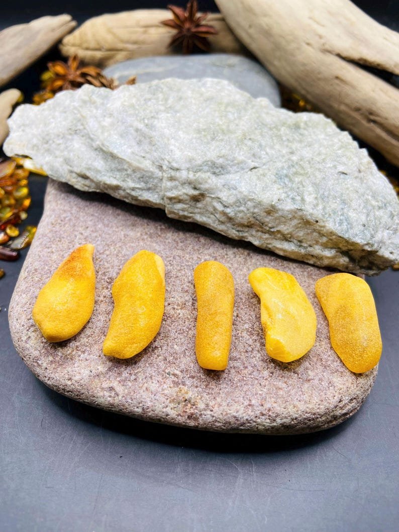 56548094-r-il-445c65-7358044236-il_794xN.7358044236_31oi 5 sviesta krāsas neapstrādāti Baltijas dzintara gabaliņi amatniekiem