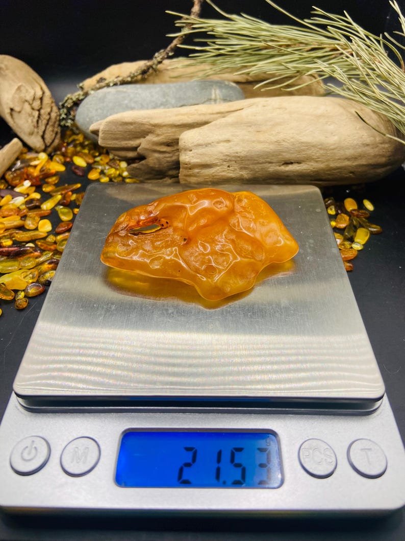 Liels Baltijas Dzintara gabals ar dabiski veidojušos caurumu