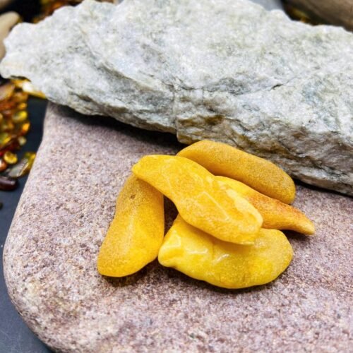 56548094-r-il-478405-7405968213-il_794xN.7405968213_1f7p 5 sviesta krāsas neapstrādāti Baltijas dzintara gabaliņi amatniekiem