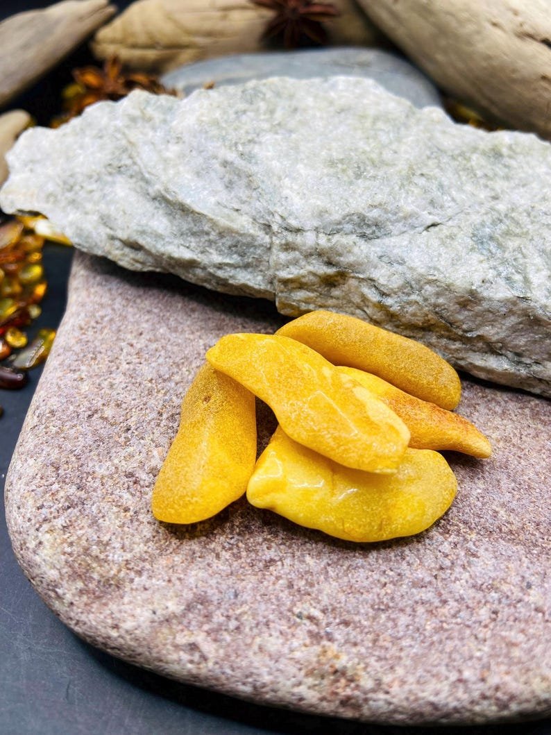 56548094-r-il-478405-7405968213-il_794xN.7405968213_1f7p 5 sviesta krāsas neapstrādāti Baltijas dzintara gabaliņi amatniekiem