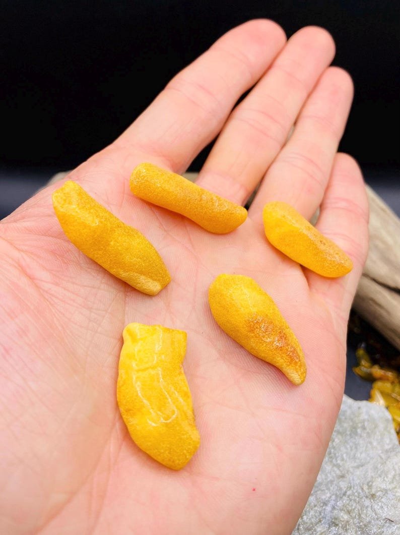 56548094-r-il-4793b6-7405965883-il_794xN.7405965883_9e0r 5 sviesta krāsas neapstrādāti Baltijas dzintara gabaliņi amatniekiem