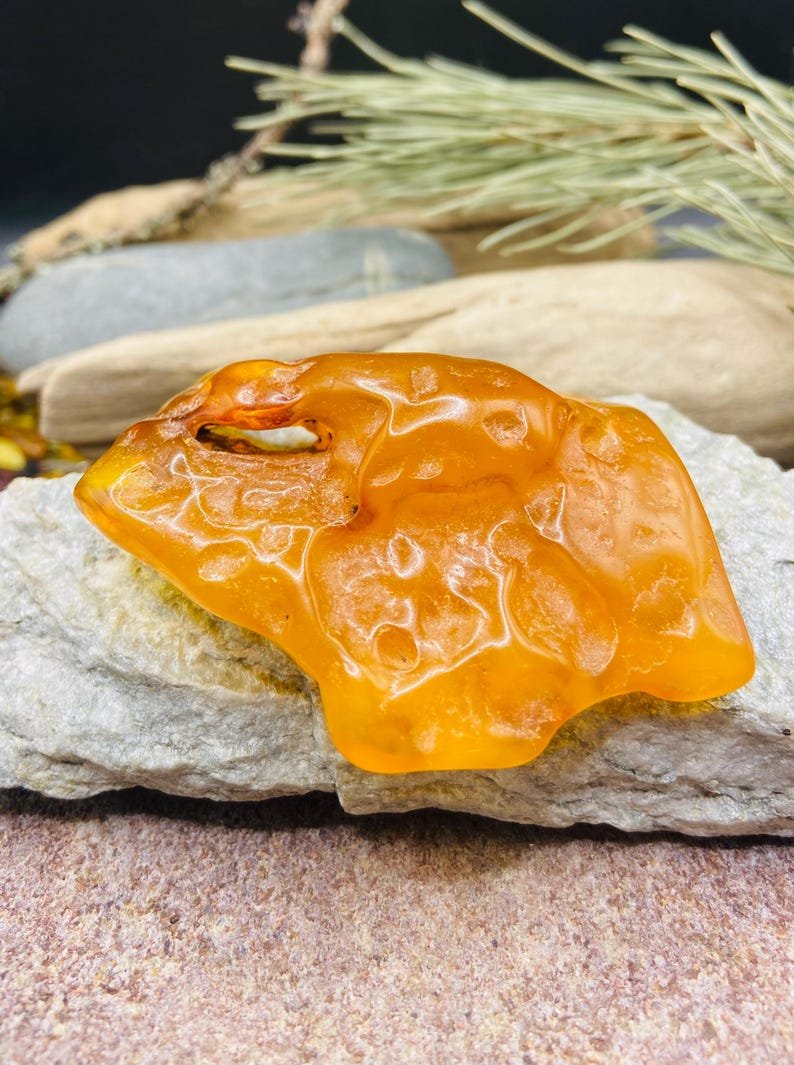 Liels Baltijas Dzintara gabals ar dabiski veidojušos caurumu