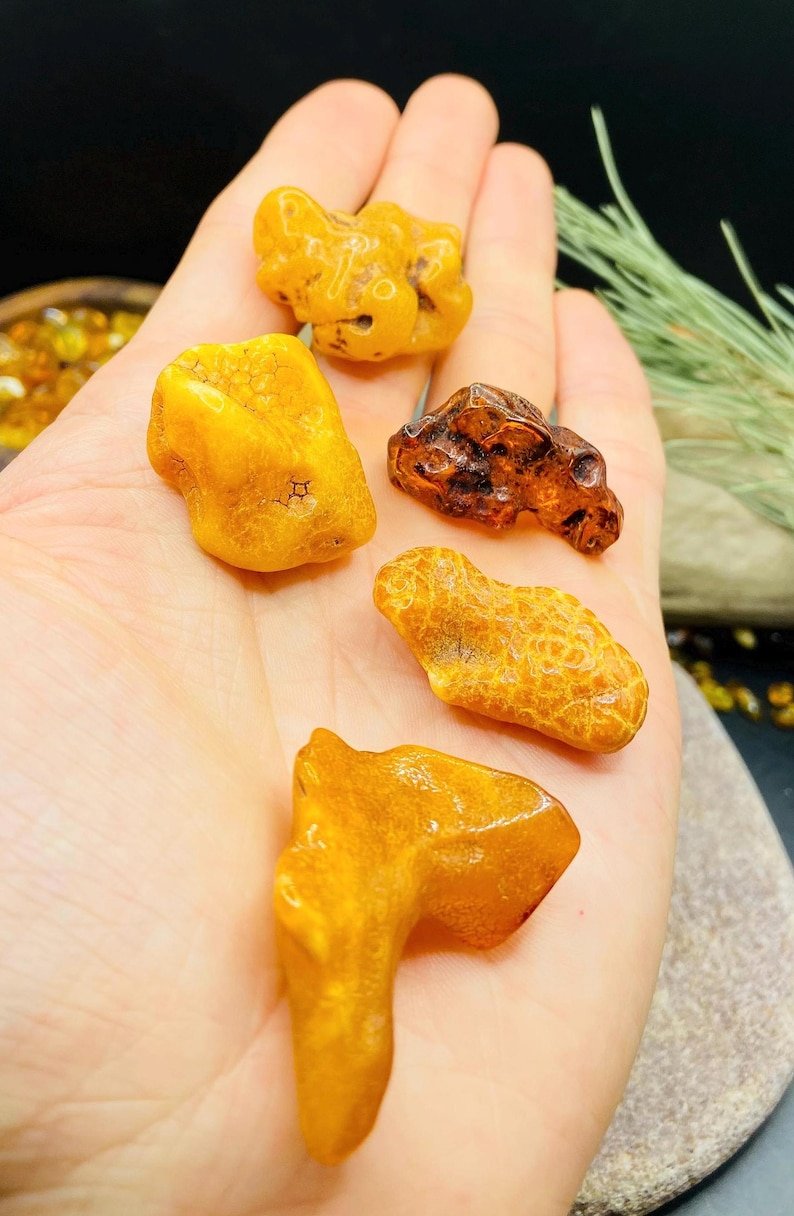 56548094-r-il-519bdf-7253275056-il_794xN.7253275056_h4p5 Autentiskas formas Baltijas Dzintara neapstrādāti akmentiņi