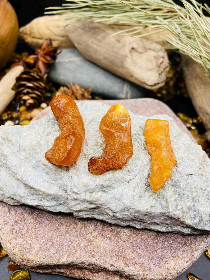 56548094-r-il-55806c-7354024736-il_794xN.7354024736_dq82 Neapstrādāti maza izmēra dzintara gabali unikālās formās