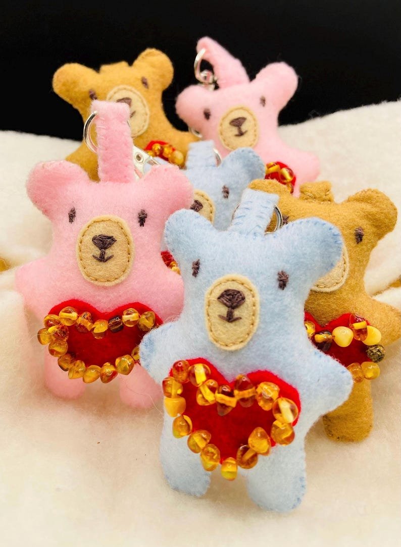 56548094-r-il-5ab27c-7337393862-il_794xN.7337393862_tgk4 Roku šūti krāsainie lāči bērniem - filca audums un Dzintara pērlītes