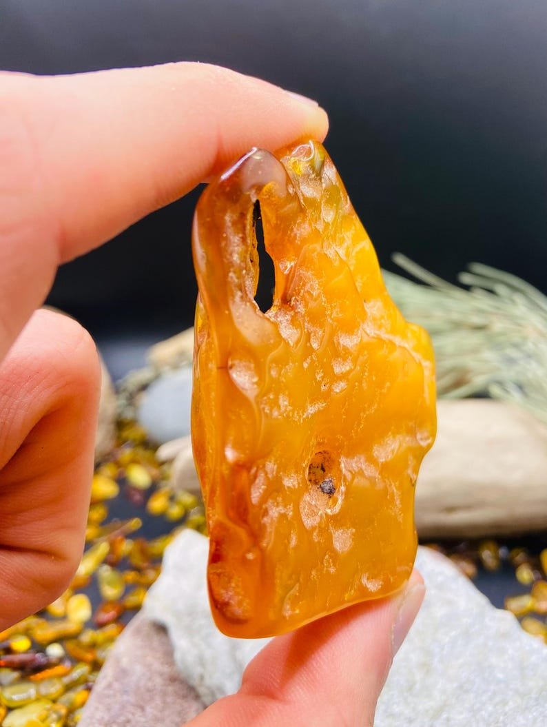 Liels Baltijas Dzintara gabals ar dabiski veidojušos caurumu