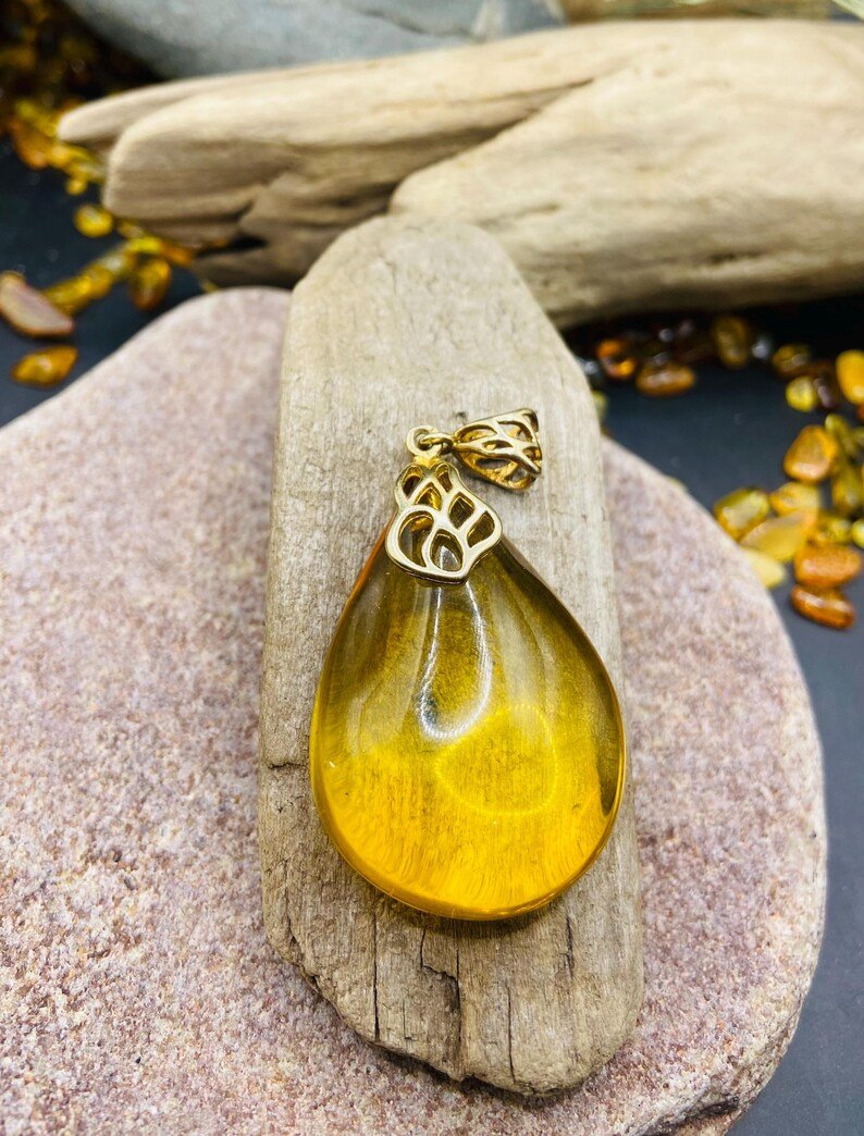 56548094-r-il-5c9d94-7355098677-il_794xN.7355098677_qjxk Luksusa Baltijas Dzintara kulons ar 18K apzeltītu ķēdīti