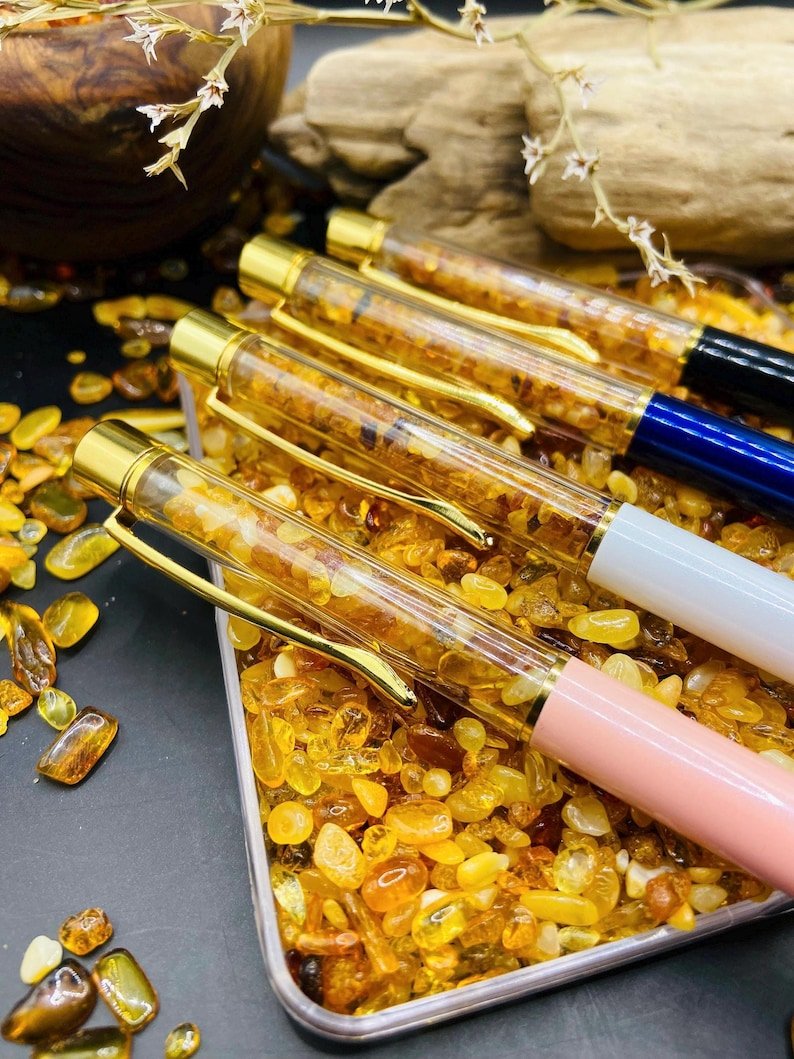 56548094-r-il-5fc5ab-6939607130-il_794xN.6939607130_86ld Elegantas lodīšu pildspalvas ar dekoratīviem dzintara gabaliņiem