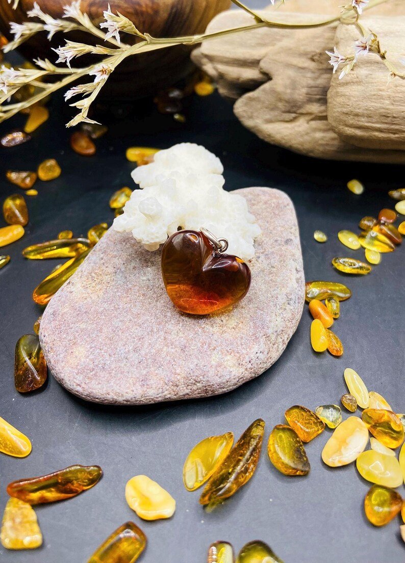 56548094-r-il-602378-6980197775-il_794xN.6980197775_cua7 Smalkas Dzintara sirsniņas ķiršu krāsā, Valnetīndienas dāvana