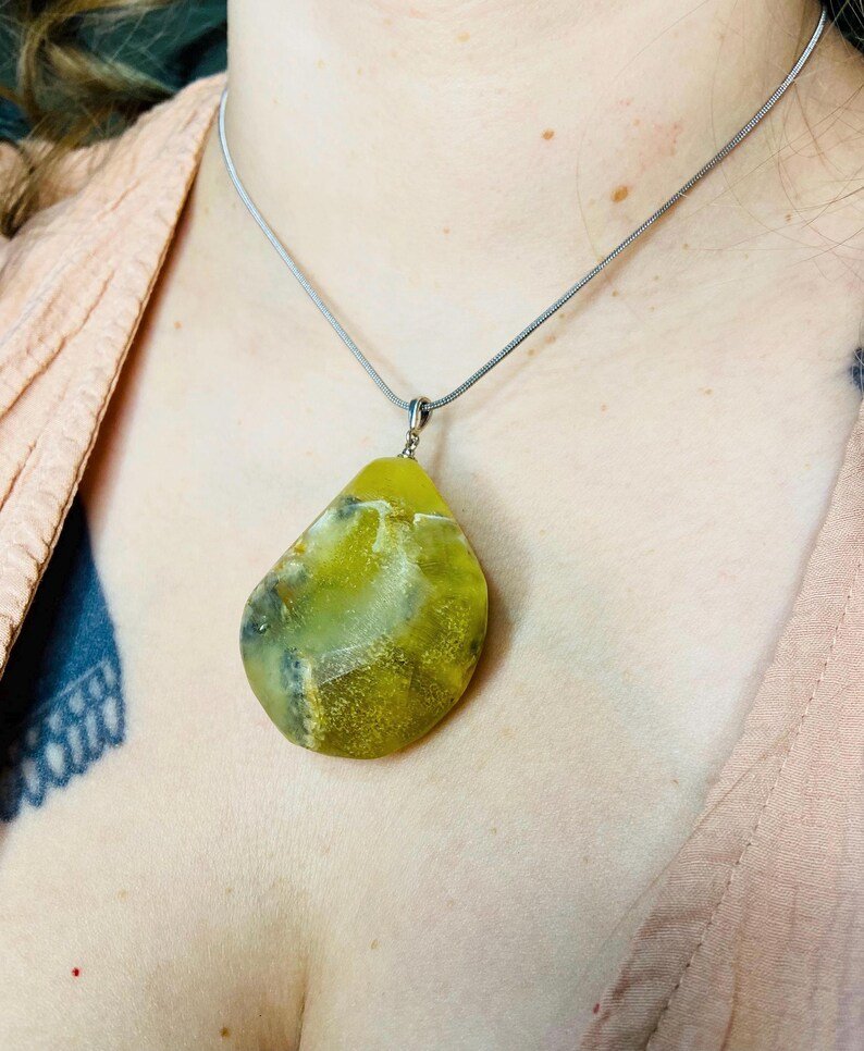 56548094-r-il-60d23b-7412303786-il_794xN.7412303786_hbkl Liela izmēra zaļganīgi dzeltens Baltijas Dzintara kulons