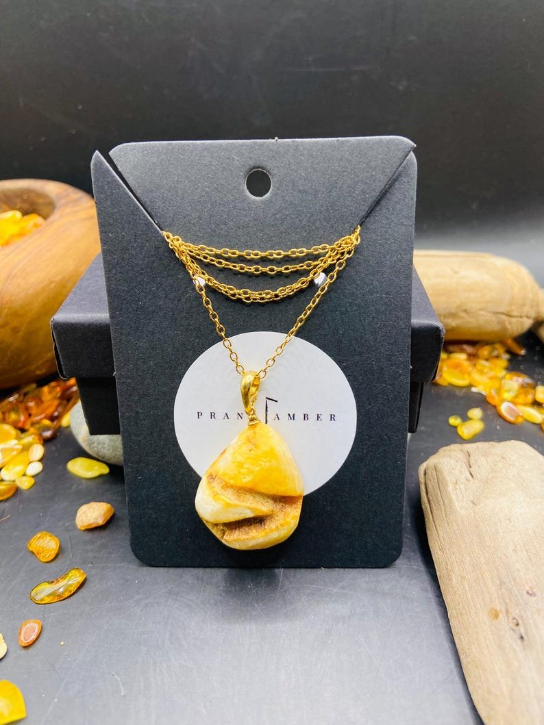 Premium klases neapstrādāti gaišās krāsas Dzintara kuloni