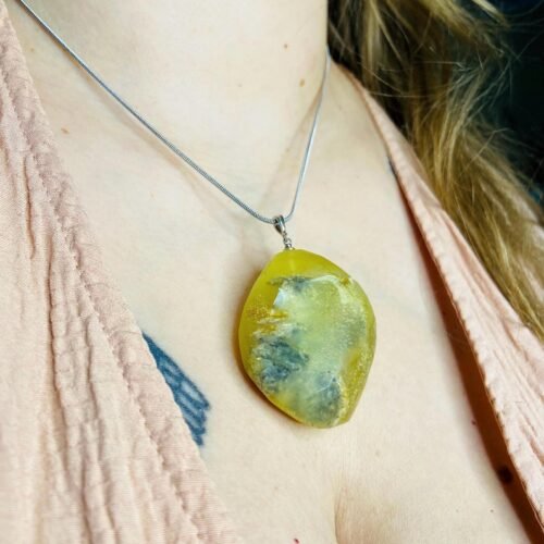 Liela izmēra zaļganīgi dzeltens Baltijas Dzintara kulons