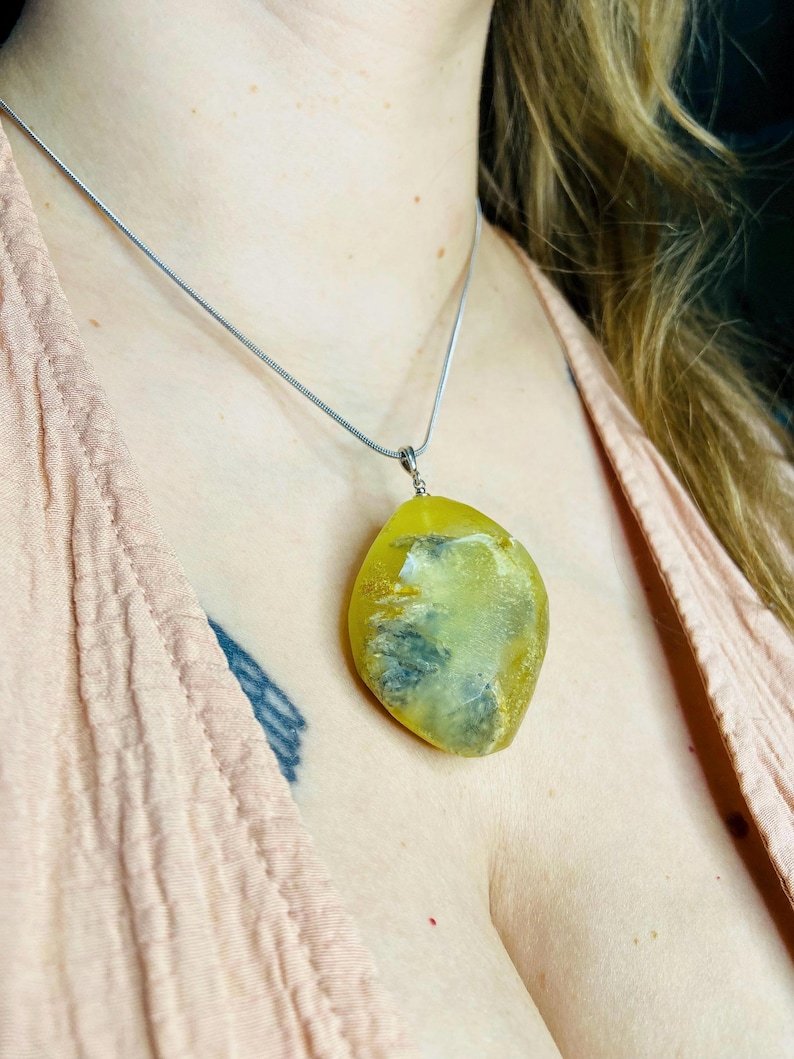 56548094-r-il-67f12f-7460214019-il_794xN.7460214019_34ps Liela izmēra zaļganīgi dzeltens Baltijas Dzintara kulons