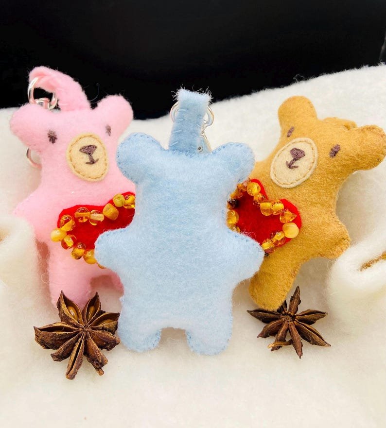 56548094-r-il-6979bf-7337393294-il_794xN.7337393294_3ync Roku šūti krāsainie lāči bērniem - filca audums un Dzintara pērlītes