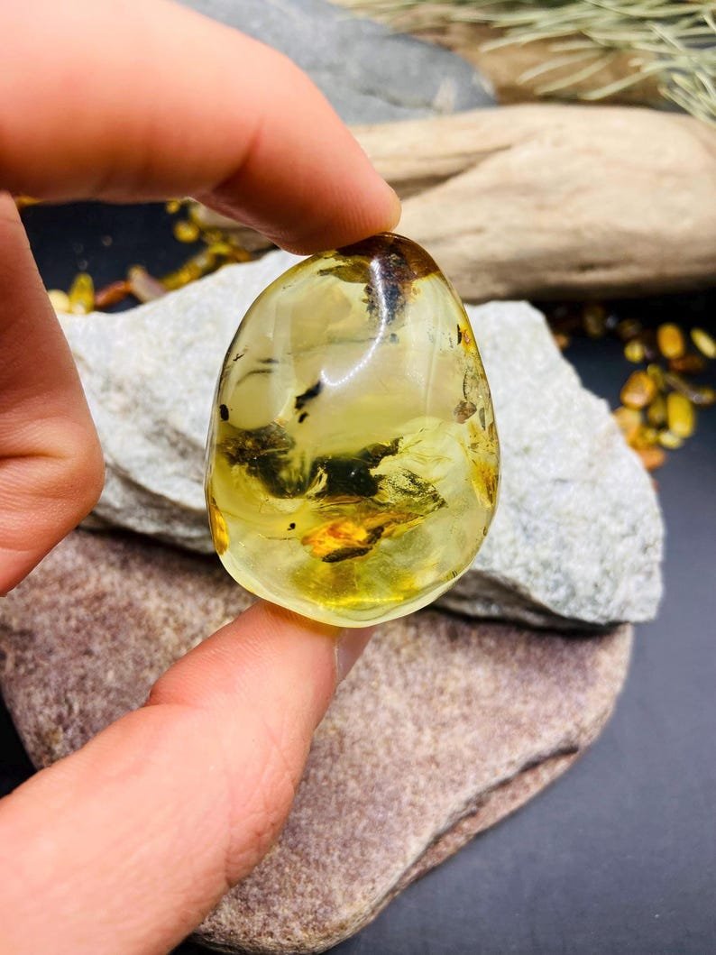 56548094-r-il-6a4f55-7358592321-il_794xN.7358592321_8eom Burvīgs Dzintara gabals ar unikāliem ietvērumiem, 20 grami smags