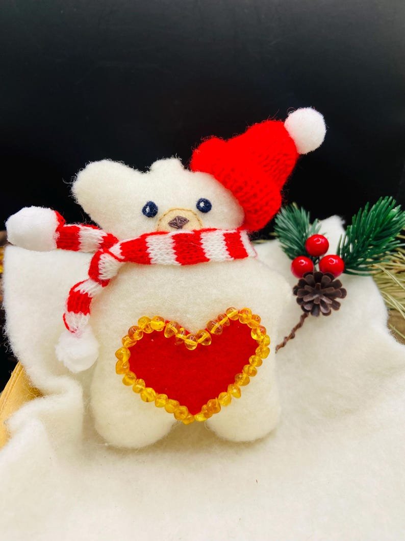 56548094-r-il-6a5631-7347370740-il_794xN.7347370740_b7s4 Varenie Leduslāči viedoti no rokām izšūta filca un Dzintara pērlītēm