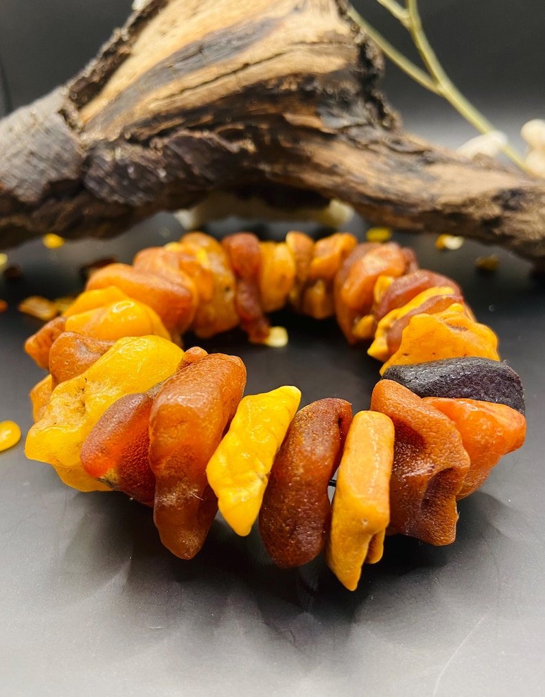 Daudzkrāsainas lielizmēra šķeltās Dzintara pērlītes, daļēji pulētas