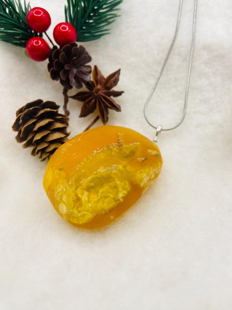 Milzīgs oranžas krāsas Dzintara kulons ar sudraba detaļu