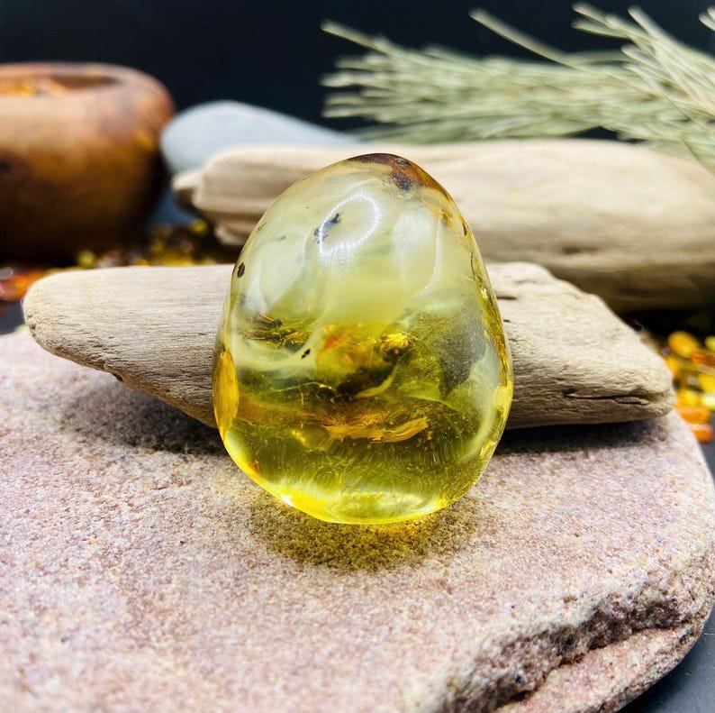 56548094-r-il-6f3ec1-7358592959-il_794xN.7358592959_js53 Burvīgs Dzintara gabals ar unikāliem ietvērumiem, 20 grami smags