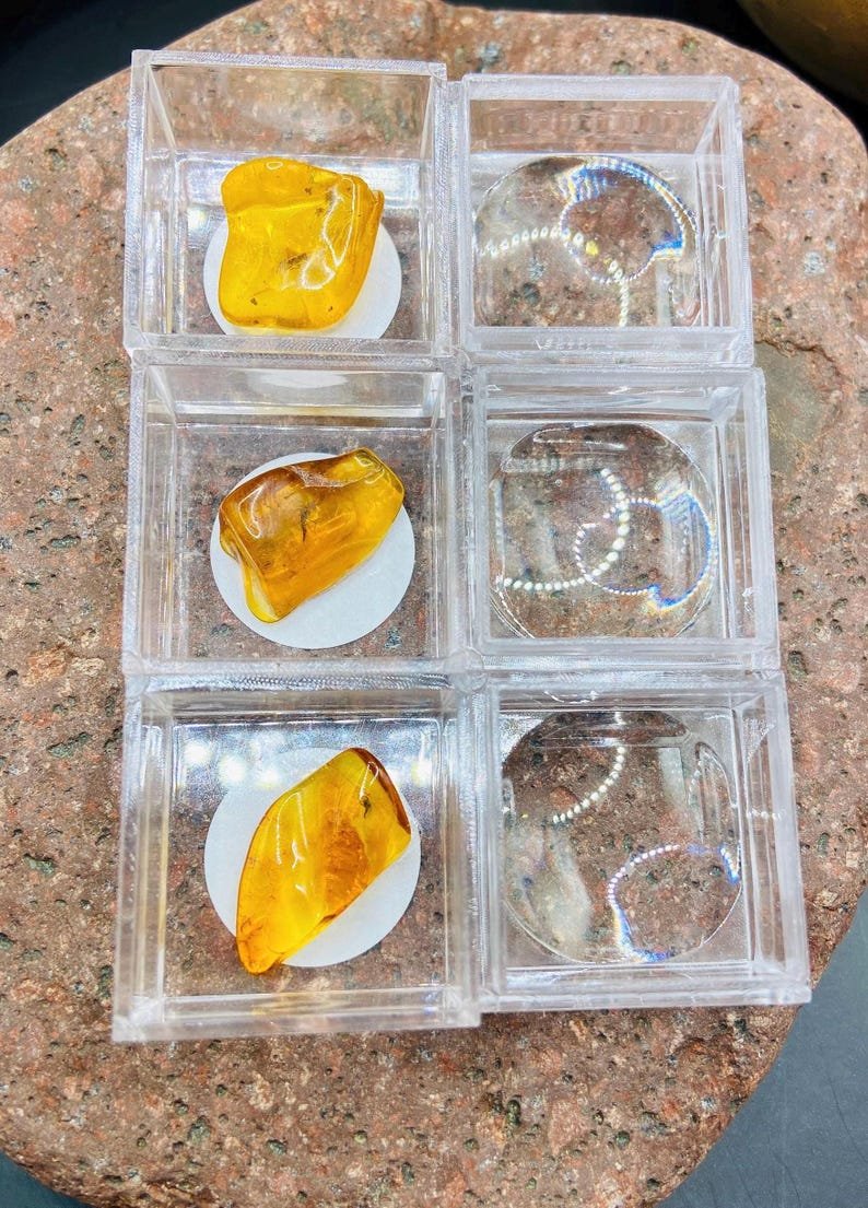 56548094-r-il-6f682b-6850809351-il_794xN.6850809351_p84o Miljoniem gadu vecs Dzintara gabaliņš ar palielināmo stikliņu