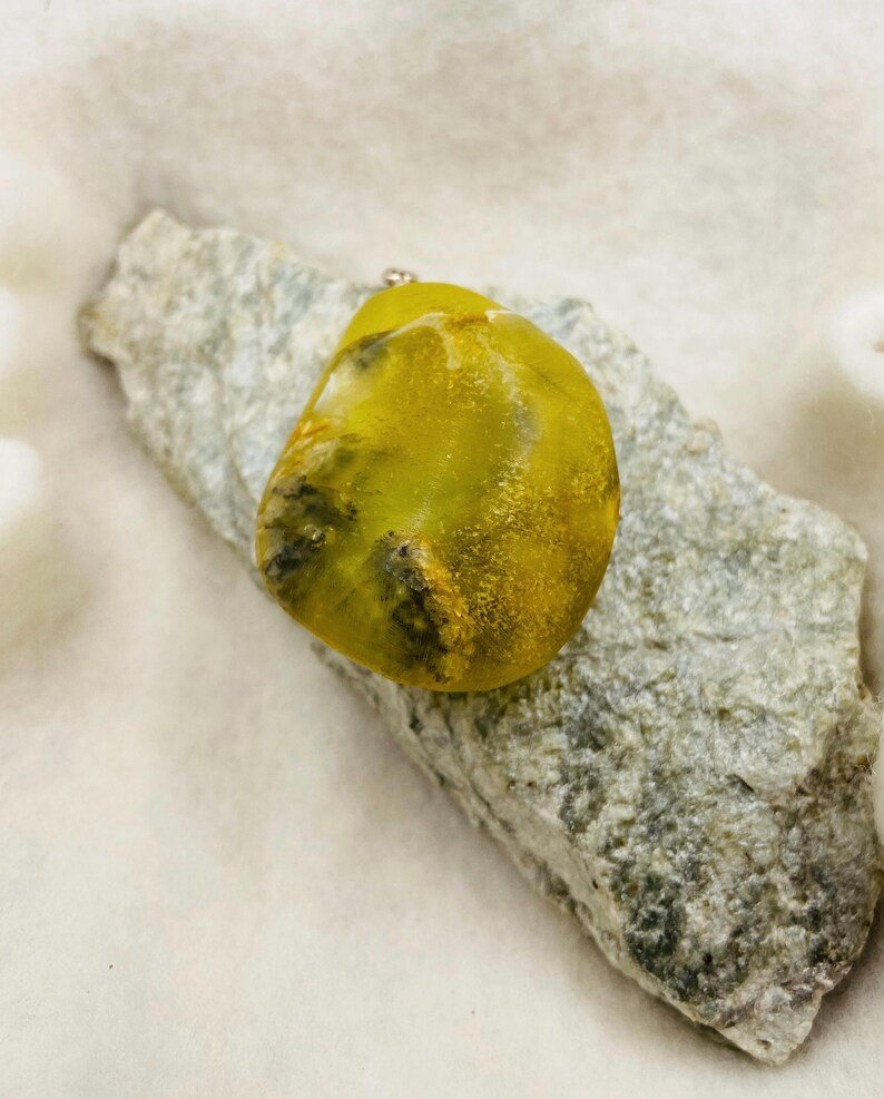 56548094-r-il-70ea89-7460217073-il_794xN.7460217073_o11w Liela izmēra zaļganīgi dzeltens Baltijas Dzintara kulons