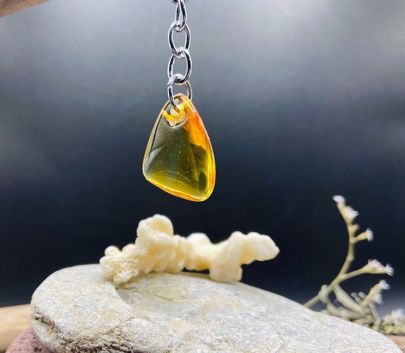 56548094-r-il-726724-6777086581-il_794xN.6777086581_5mwi Citrona krāsas Baltijas Dzintara atslēgu piekariņš