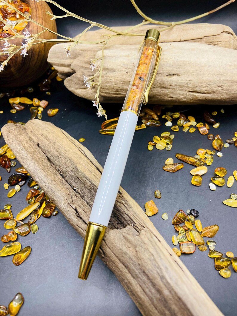 56548094-r-il-75ba21-6987575065-il_794xN.6987575065_dnk7 Elegantas lodīšu pildspalvas ar dekoratīviem dzintara gabaliņiem