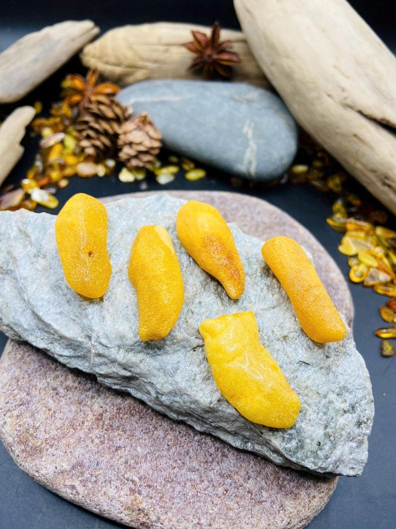 56548094-r-il-76bb63-7405965213-il_794xN.7405965213_77go 5 sviesta krāsas neapstrādāti Baltijas dzintara gabaliņi amatniekiem