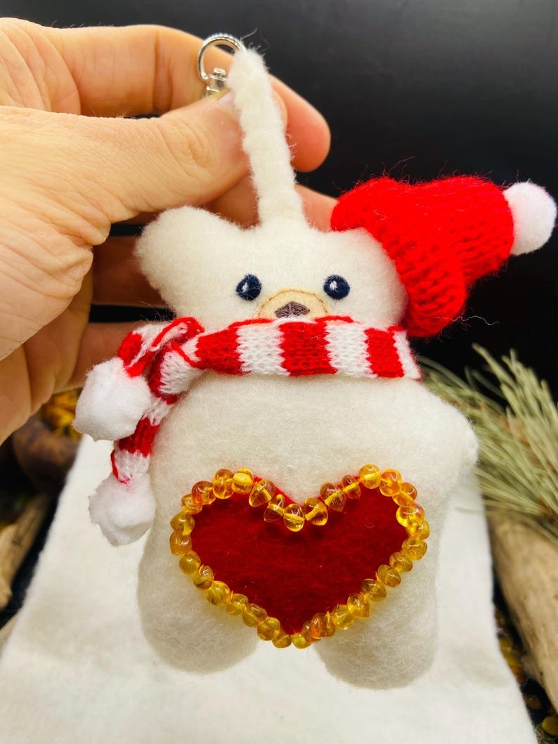 56548094-r-il-772e2d-7347370736-il_794xN.7347370736_oq7w Varenie Leduslāči viedoti no rokām izšūta filca un Dzintara pērlītēm