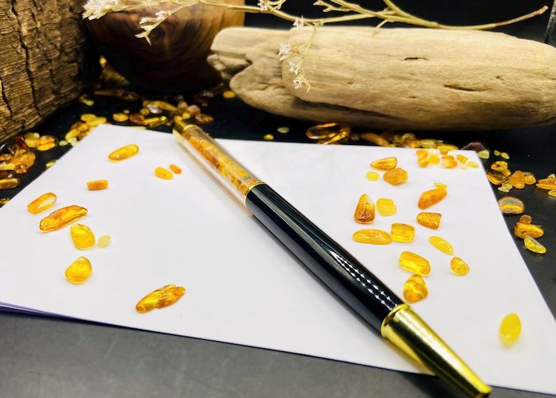 56548094-r-il-79f522-6987575763-il_794xN.6987575763_c731 Elegantas lodīšu pildspalvas ar dekoratīviem dzintara gabaliņiem