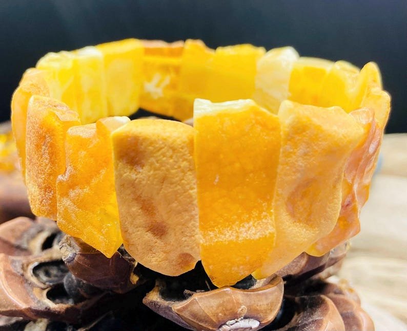 56548094-r-il-7db305-7071220354-il_794xN.7071220354_kw4p Karaliskā stila lielizmēra Baltijas Dzintara aproce, daļēji pulēta