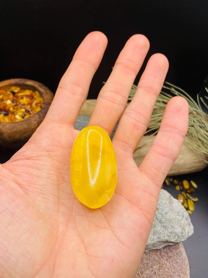 Skaisti pulēts olu dzeltenuma krāsas Dzintara Kabahons, 20 grami