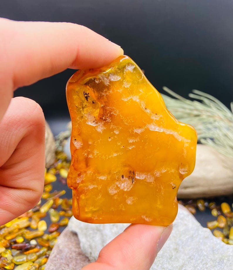 Liels Baltijas Dzintara gabals ar dabiski veidojušos caurumu