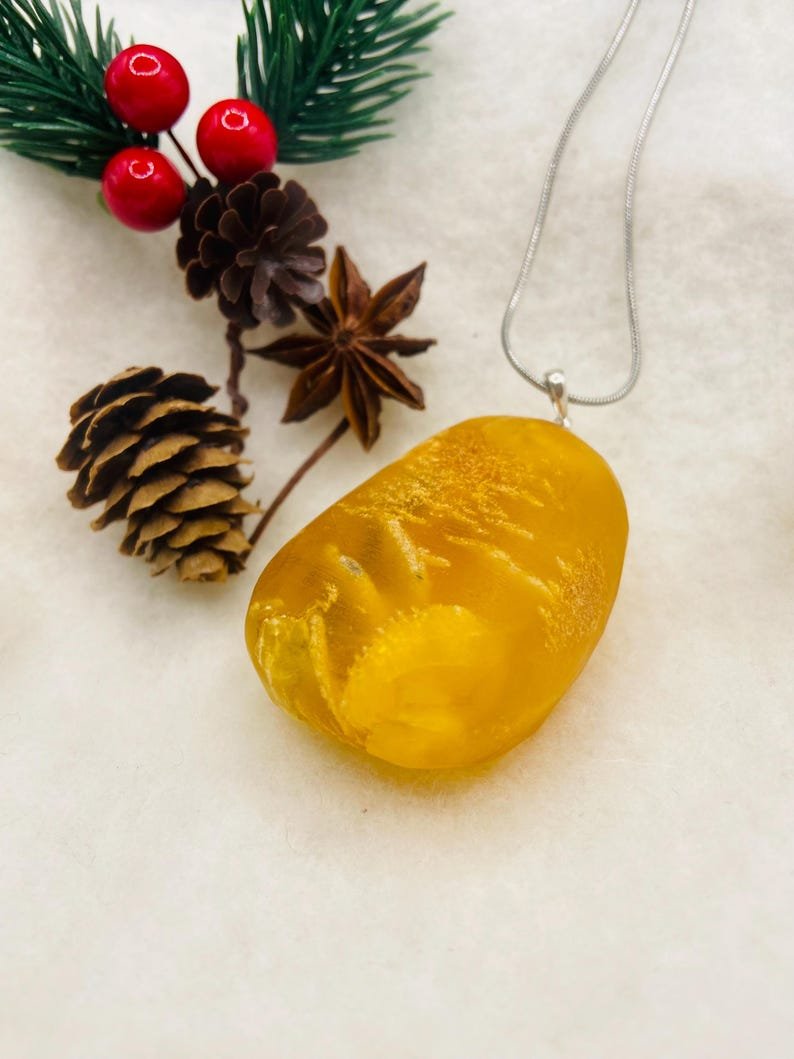 Milzīgs oranžas krāsas Dzintara kulons ar sudraba detaļu