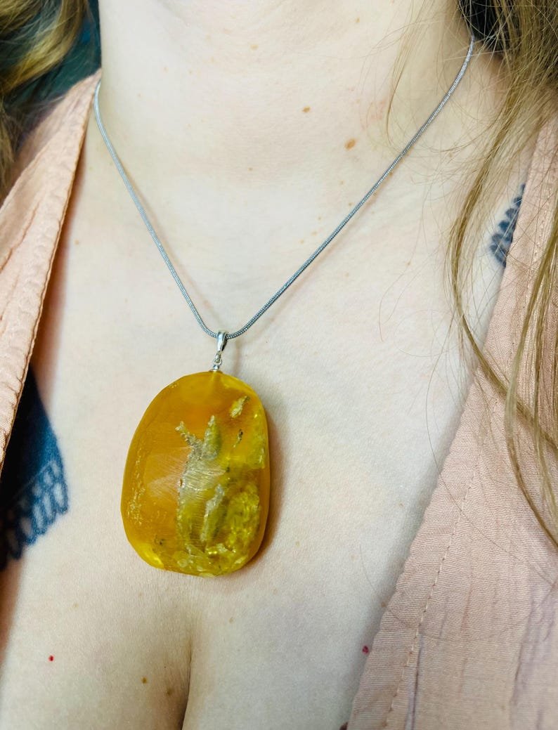 Milzīgs oranžas krāsas Dzintara kulons ar sudraba detaļu