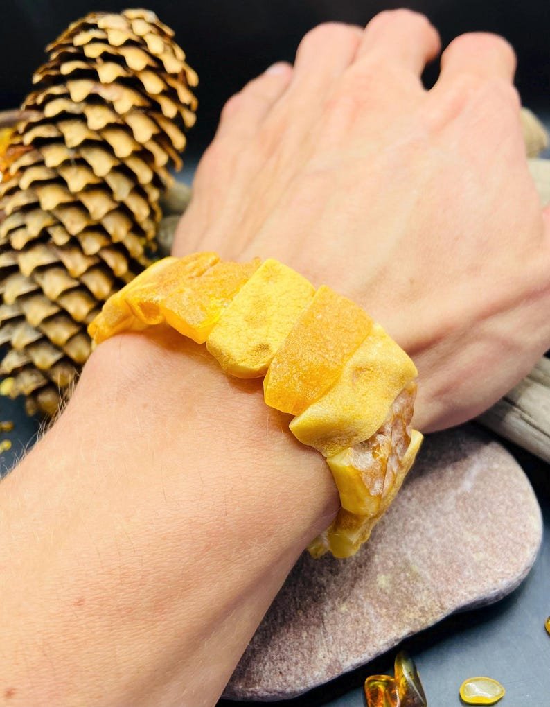 56548094-r-il-95a5c3-7071220608-il_794xN.7071220608_miem Karaliskā stila lielizmēra Baltijas Dzintara aproce, daļēji pulēta