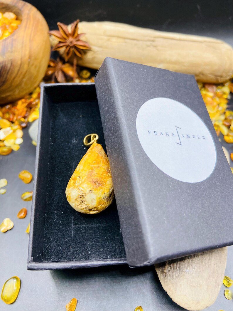 Neapstrādāts un elegants Dzintara kulons abiem dzimumiem