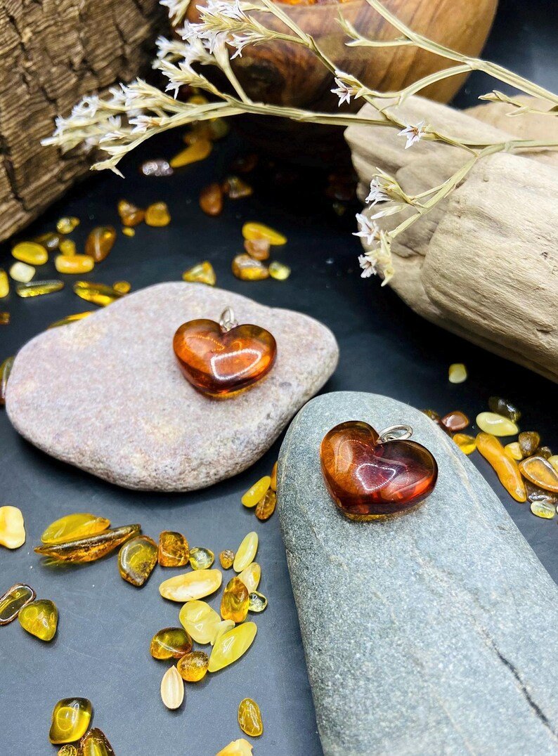 56548094-r-il-9bae47-6932230472-il_794xN.6932230472_3hl7 Smalkas Dzintara sirsniņas ķiršu krāsā, Valnetīndienas dāvana