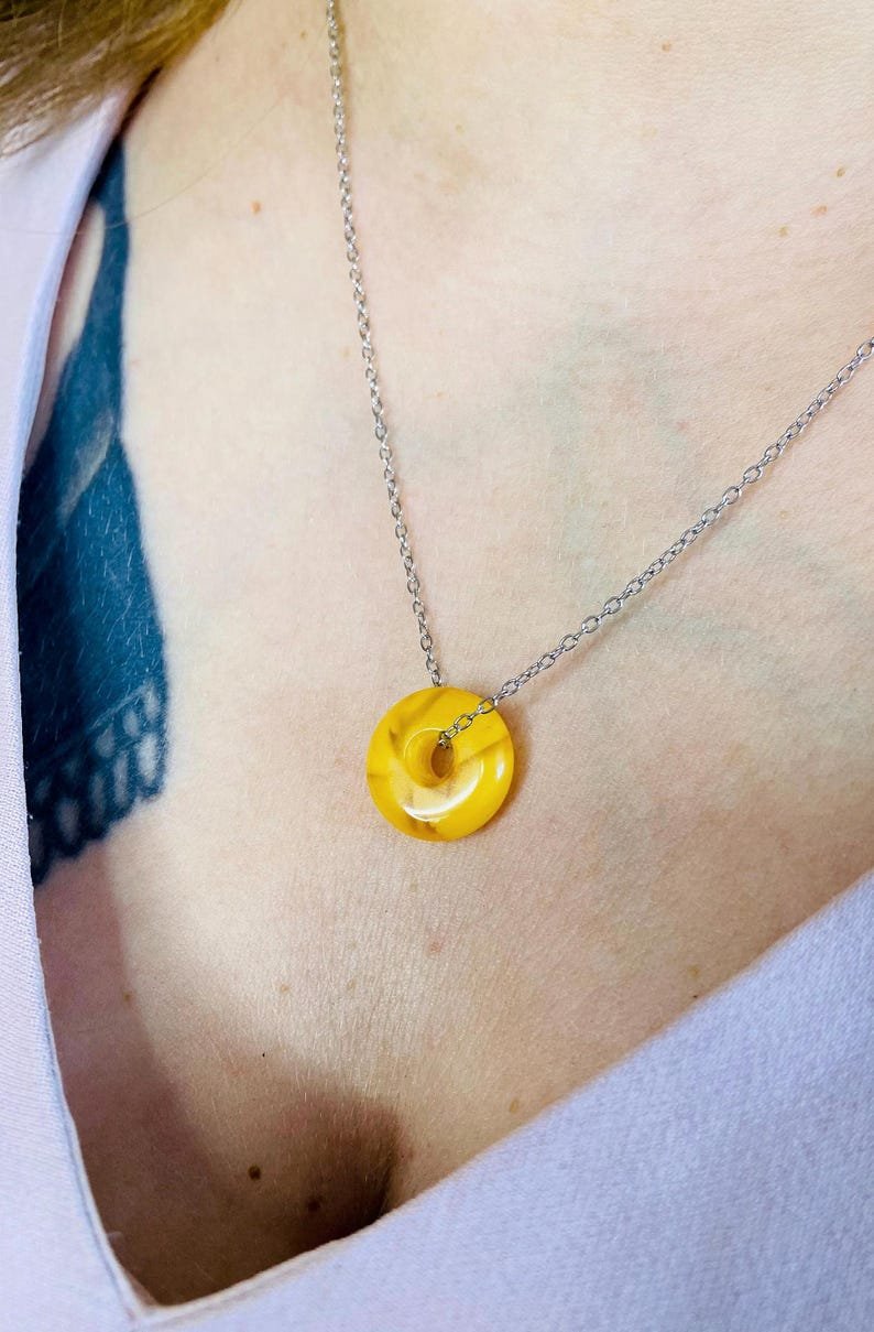 56548094-r-il-a23e95-6910154717-il_794xN.6910154717_3qw6 Izsmalcināts Dzintara dzeltens virtulis ar nerūsējošā tērauda ķēdīti