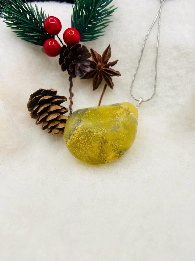 56548094-r-il-a5b612-7460216143-il_794xN.7460216143_eh5o Liela izmēra zaļganīgi dzeltens Baltijas Dzintara kulons