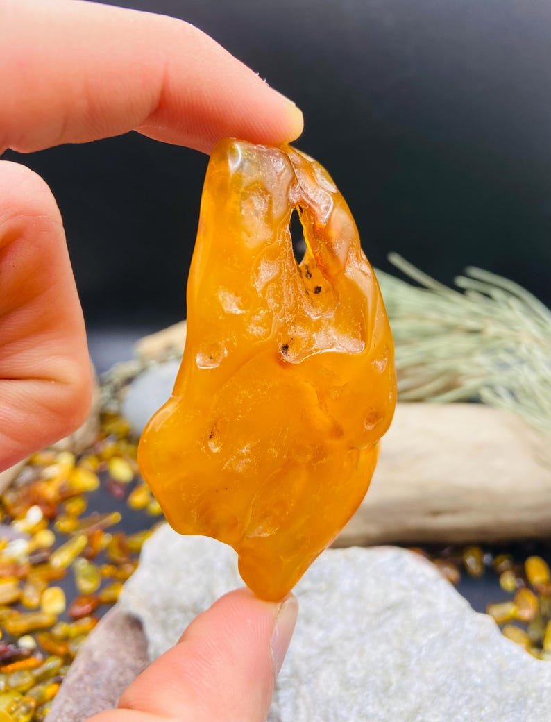 Liels Baltijas Dzintara gabals ar dabiski veidojušos caurumu