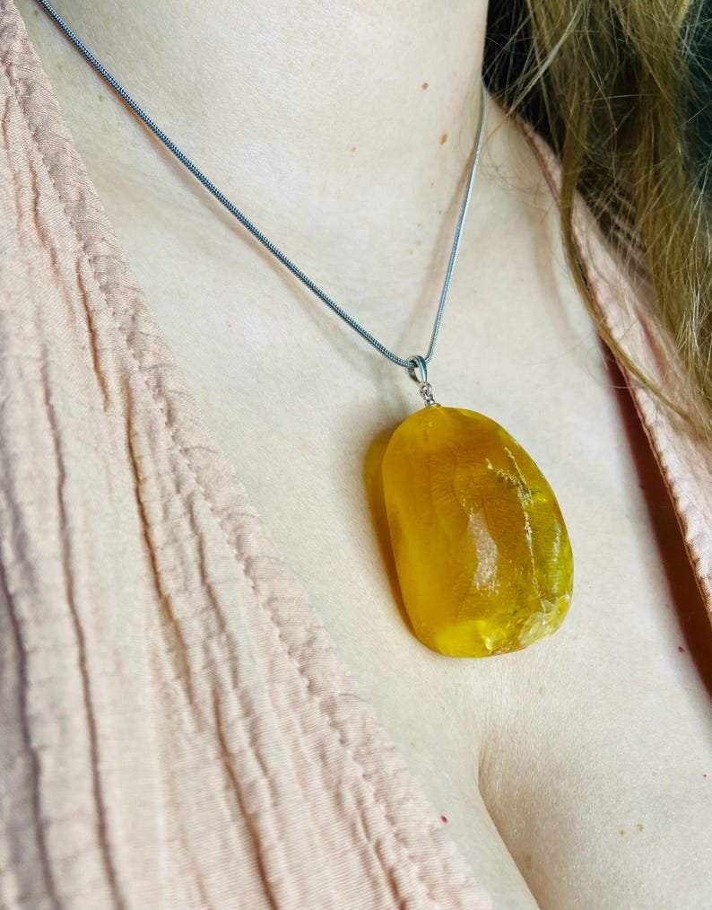 Milzīgs oranžas krāsas Dzintara kulons ar sudraba detaļu