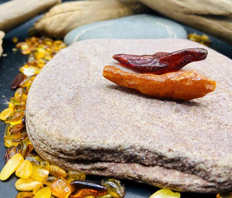 56548094-r-il-a7f162-7350335432-il_794xN.7350335432_it2q Mazi bet neparasti gari neapstrādāti dzintara gabaliņi