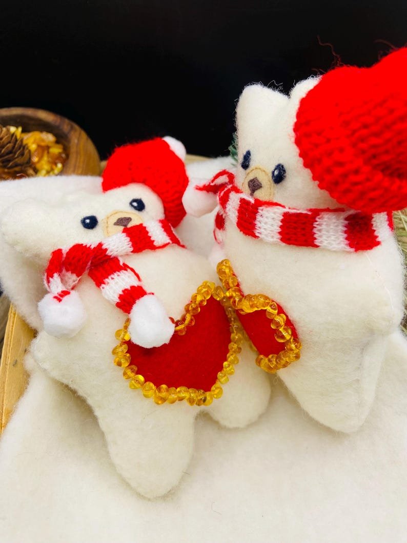 56548094-r-il-a805fd-7395300225-il_794xN.7395300225_10dj Varenie Leduslāči viedoti no rokām izšūta filca un Dzintara pērlītēm